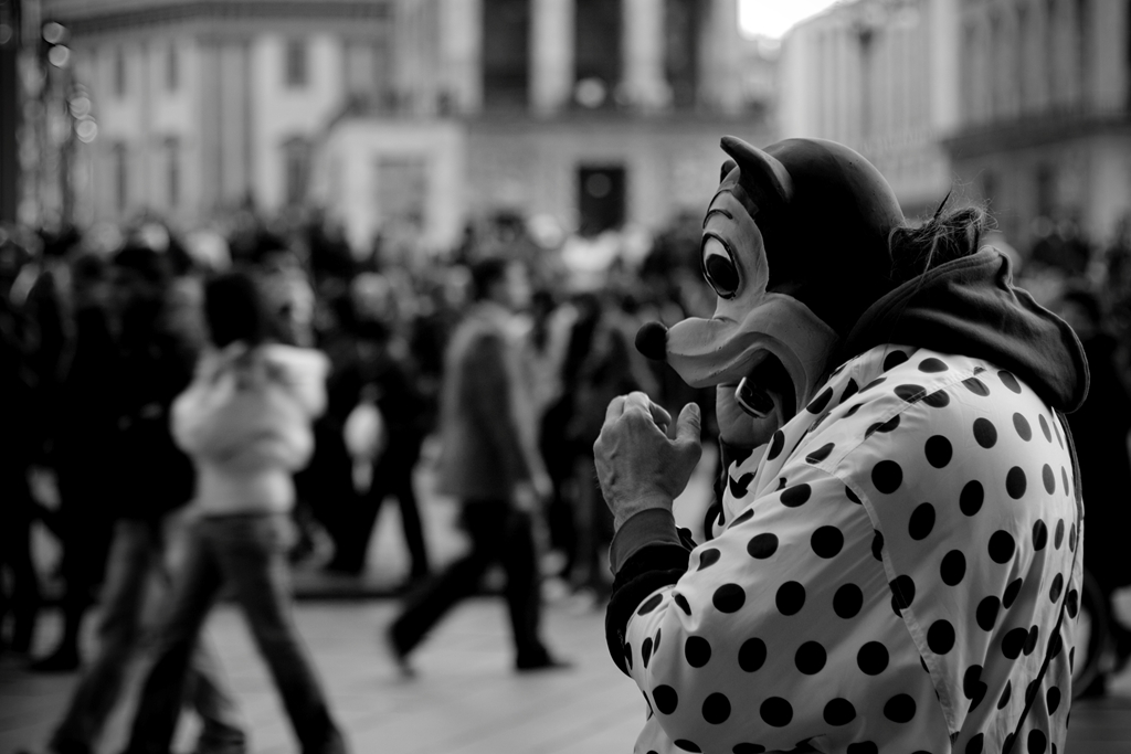 mickey-mouse-with-cellphone